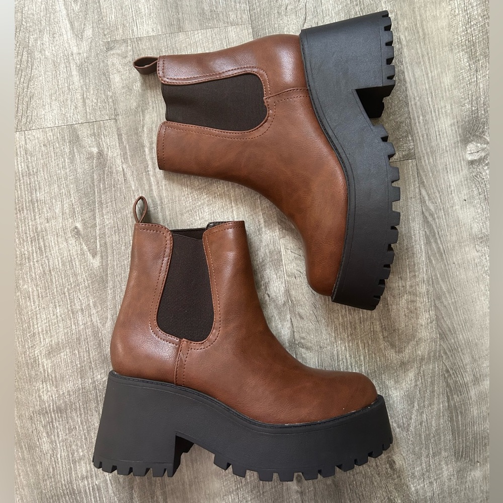 SODA brown chunky platform Chelsea boots 6.5
